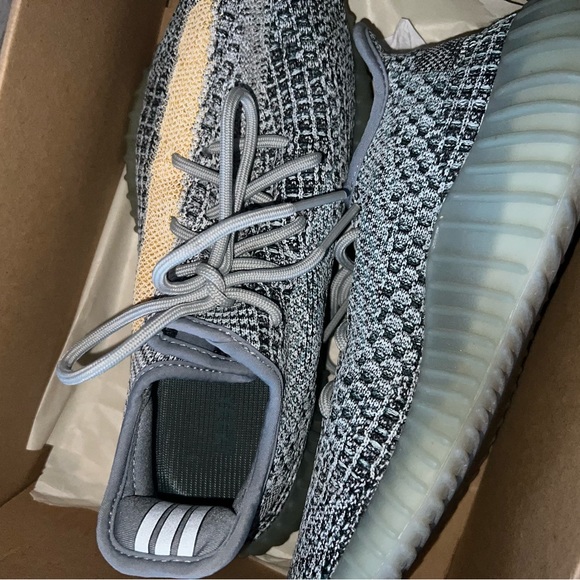 Yeezy ash blue size 7 woman’s - Picture 3 of 4